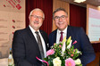 Tagungspräsident Norbert Clever gratuliert Andreas Hemsing zu seiner Wiederwahl zum komba Bundesvorsitzenden