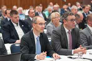 Roland Staude (links), Vorsitzender des DBB NRW und Andreas Hemsing, Vorsitzender der komba gewerkschaft nrw (Foto: Martin Kämper, dbb)