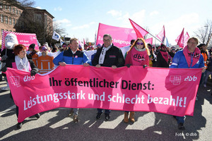 v.l.n.r.: Ines Kirchhoff, Landesvorsitzende der komba gewerkschaft hamburg, Kai Tellkamp, Andreas Hemsing, Karoline Herrmann (Foto: © dbb)