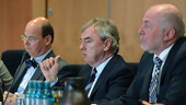 Der dbb Bundesvorsitzende Klaus Dauderstädt (Mitte) und zwei seiner Stellvertreter, der Fachvorstand Beamtenpolitik Hans-Ulrich Benra (links) sowie Ulrich Silberbach (Foto: © Oliver Lang, dbb)