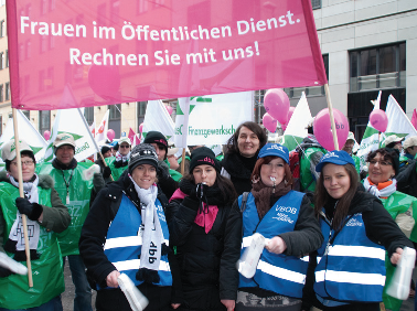 Mehr als 1.000 dbb Mitglieder demonstrierten am 09. Februar 2010 in Berlin: Astrid Hollmann und Kirsten Lühmann pfiffen für die Frauen im öffentlichen Dienst.